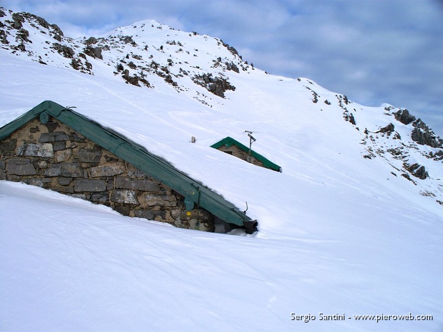 06 Baita del Giacomo sommersa dalla neve.JPG